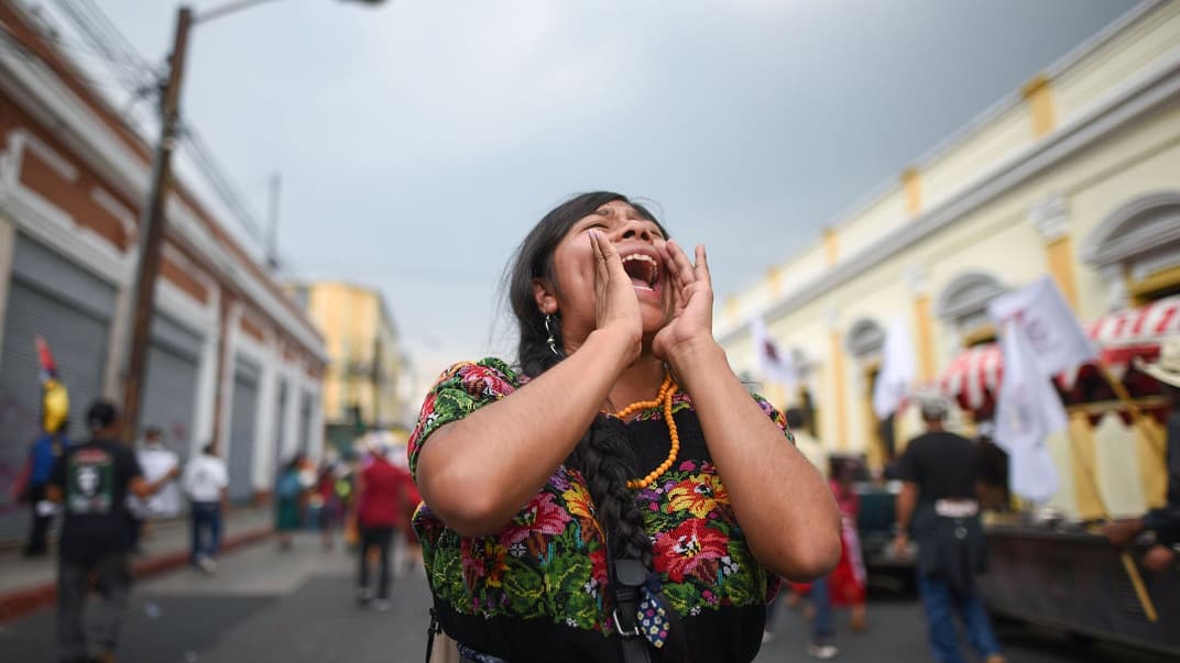 Женщина кричит во время Марша достоинства для жизни и правосудия, с требованием прекращения коррупции и преследований в Гватемале, Гватемала, 8 мая 2019 года