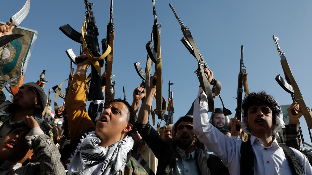 Иллюстративная фотография. Сторонники хуситов на митинге против действий Израиля в Секторе Газа и бомбардировки Йемена, 7 июня 2024 года