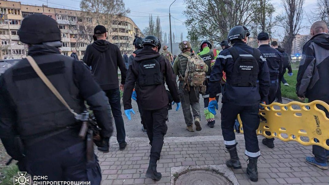 Спасатели идут оказывать помощь пострадавшим в Кривом Роге