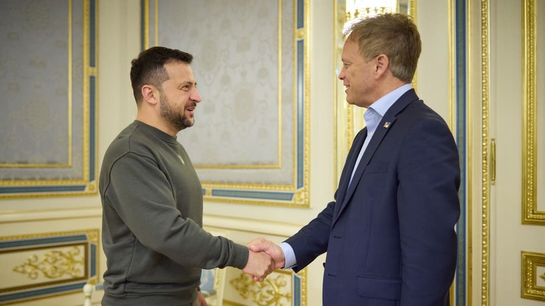 Президент України Володимир Зеленський (ліворуч) і міністр оборони Великої Британії Ґрант Шаппс