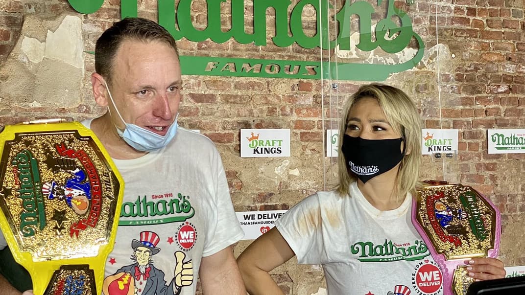 Переможці цьогорічного конкурсу з поїдання хотдогів імені Натана Гендверкера — Джої Честнат (зліва) та Мікі Судо. Організатори вирішили не скасовувати захід, який відбувається щороку з 1916-го, а провести його з дотриманням заходів безпеки