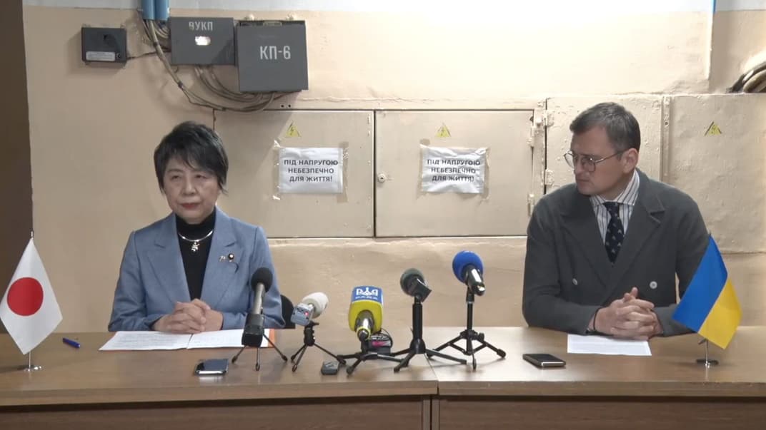 Міністерка закордонних справ Японії Йоко Камікава (ліворуч)під час спільного брифінгу з очільником МЗС України Дмитром Кулебою, Київ, 7 січня 2024 року