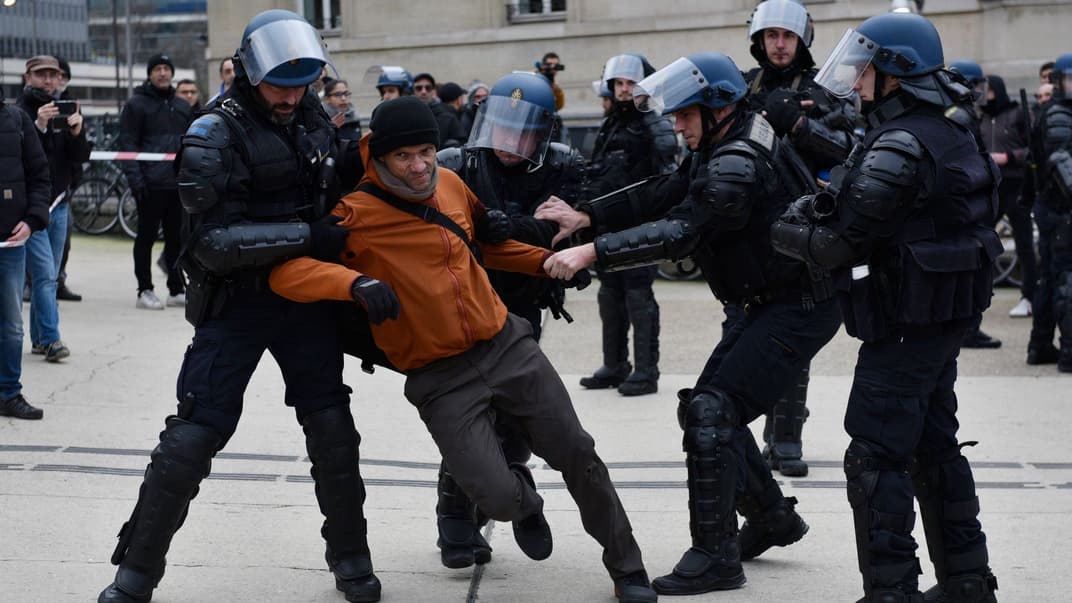 Французька поліція чубиться з протестувальником під час мітингу проти пенсійної реформи на Ліонському залізничному вокзалі в Парижі, Франція, 23 грудня 2019 року