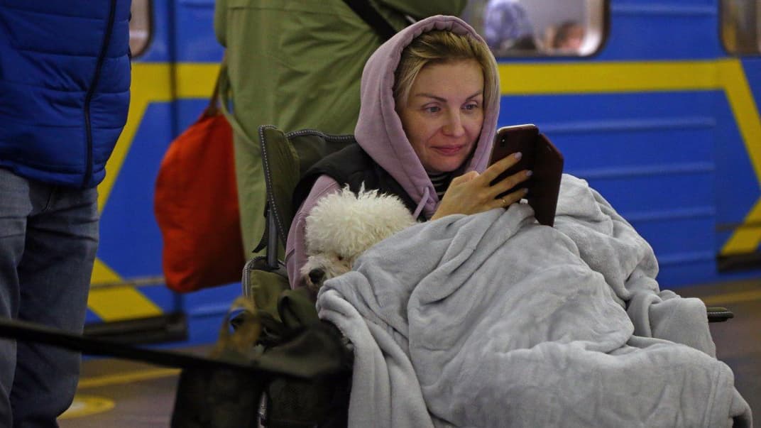 Люди перечікують повітряну тривогу на станції метро в Києві, 10 жовтня 2022 року