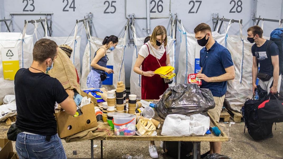Люди сортують сміття на станції переробки сміття, створеної проектом проект «Україна без сміття» ( «Україна без сміття»)