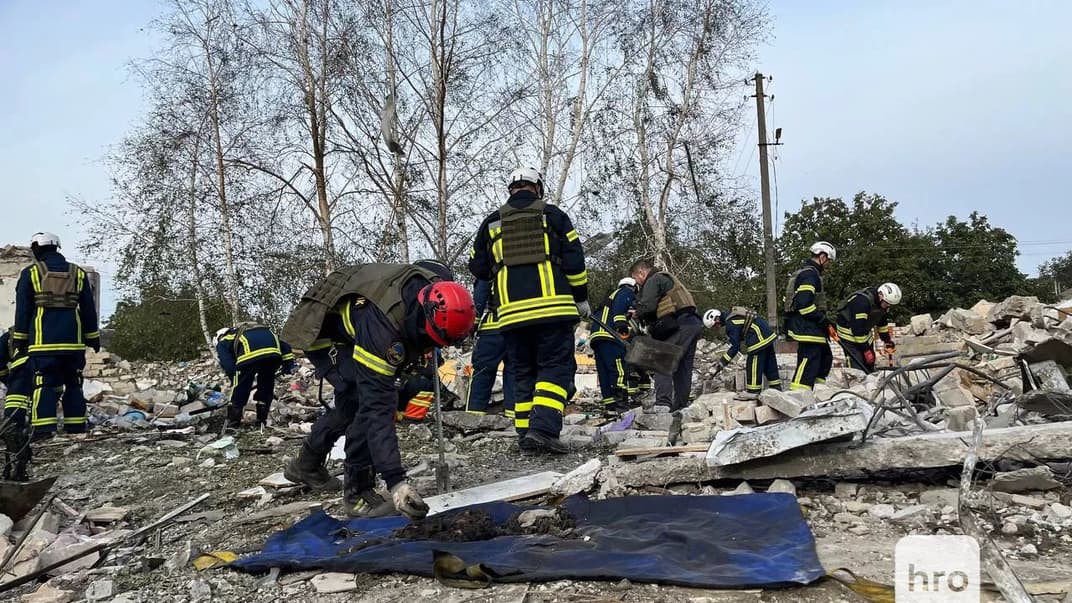 Спасатели работают на месте российской атаки в селе Гроза Харьковской области, 6 октября 2023 года