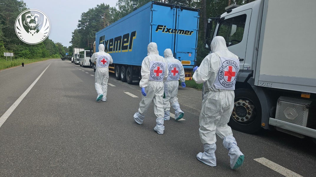 Представники Міжнародного комітету Червоного Хреста на місці обміну