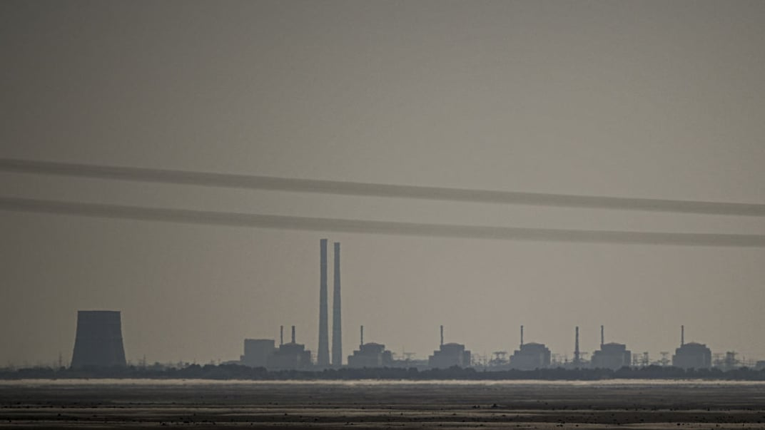 Краєвид на Запорізьку АЕС з Нікополя, що за 7 кілометрів від станції у Дніпропетровській області