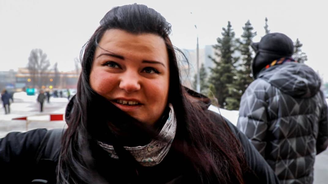 Співачка alyona alyona (Альона Савраненко) біля Міжнародного виставкового центру, де відбувся форум «Від Крут до Брюсселя. Ми йдемо своїм шляхом» за участі чинного президента України Петра Порошенка, під час якого він заявив про намір балотуватися на пост президента на другий термін, Київ, 29 січня