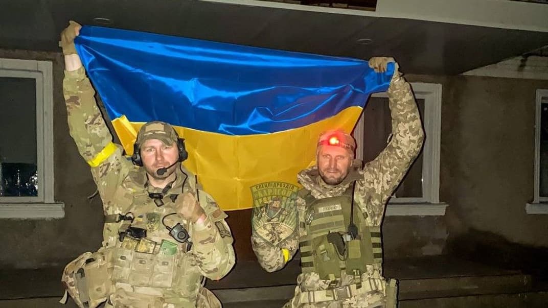 Военные спецподразделения «Карлсон» возносят украинский флаг в селе Новокаиры