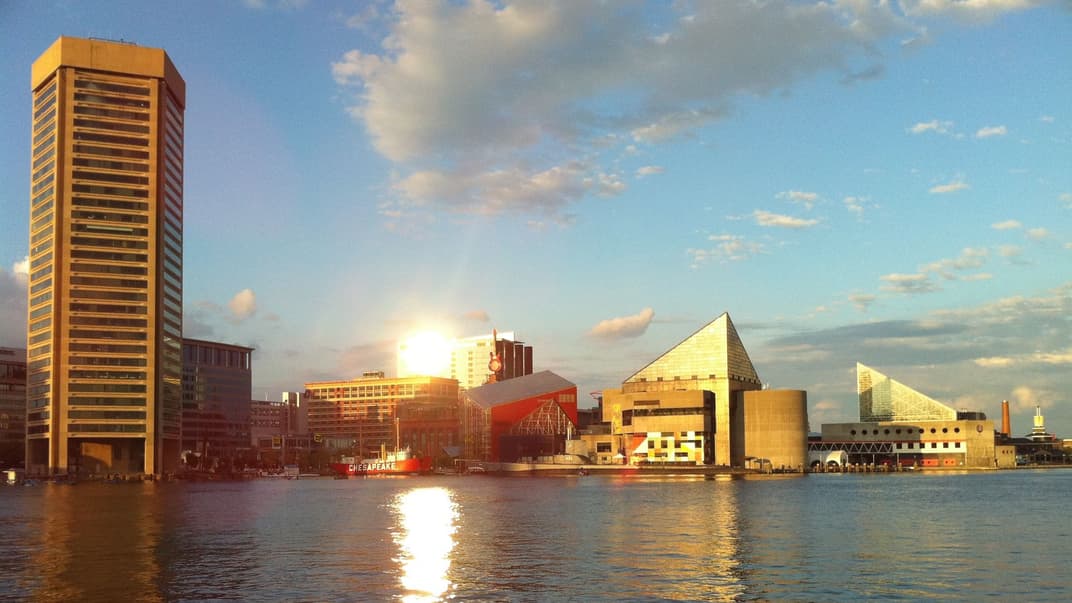 Вид с одной из заливов Балтимора, штат Мэриленд, США. 2010