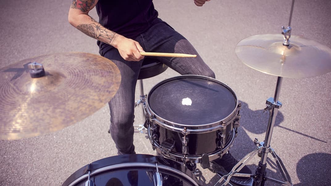 Игра на барабанах меняет мозг человека — исследование