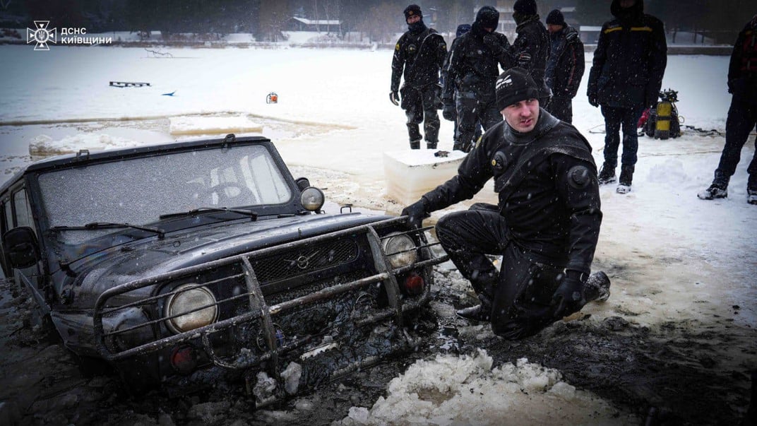 Рятувальники працюють на водоймі Вишгородського району, де провалилося авто під кригу