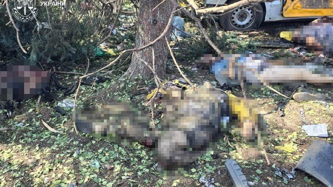 Тіла людей біля авто «Укрпошти» після російського удару по селищу Ярова