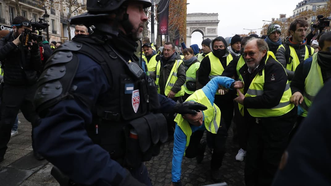 Поліція стримує протестувальників у жовтих жилетах на Єлісейських полях у Парижі, 24 листопада 2018