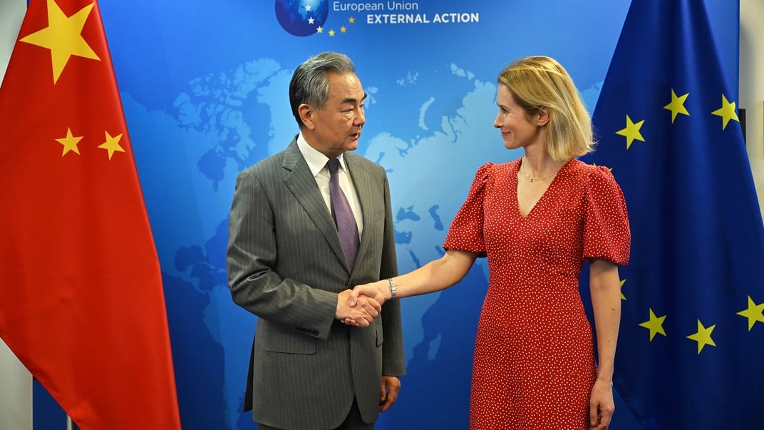 Міністр закордонних справ КНР Ван Ї та верховна представниця ЄС із закордонних справ Кая Каллас у Брюсселі, 2 липня 2025 року