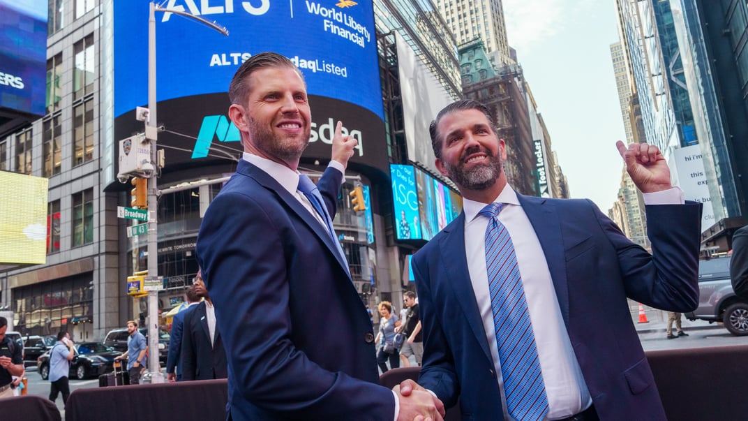 Ерік Трамп та Дональд Трамп-молодший біля біржі Nasdaq MarketSite у Нью-Йорку, 13 серпня 2025 року