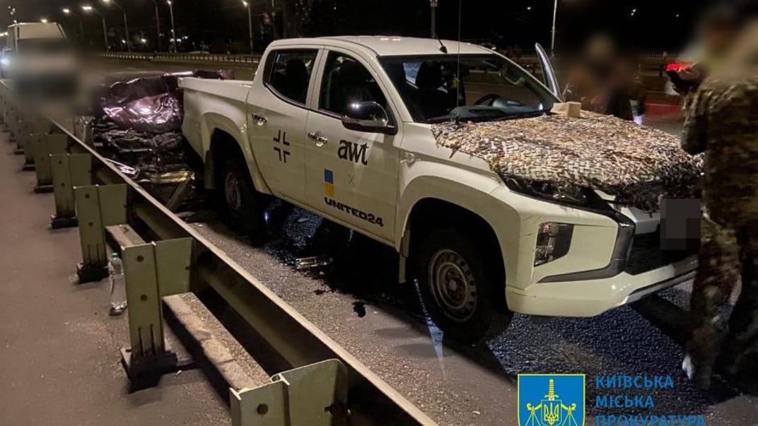 П’яний водій під час комендантської години в’їхав у машину військового у Києві П’яний водій в’їхав у машину військового у Києві