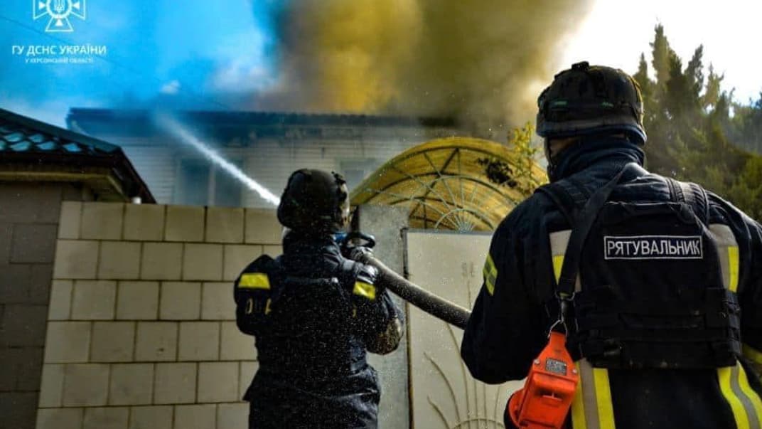 Рятувальники гасять пожежу в Херсоні, 1 жовтня 2023 року