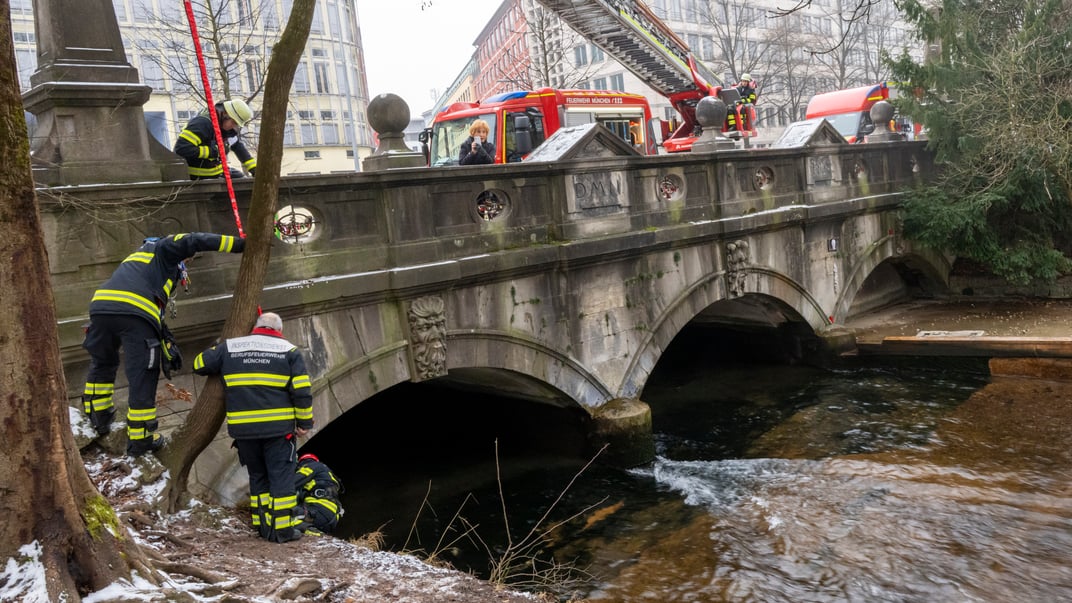 Міські служби демонтую хвилю Айсбаха в Мюнхені