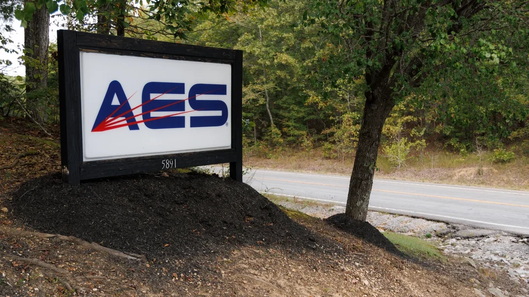 Знак на в'їзді на територію заводу Accurate Energetic Systems в Теннессі, де стався вибух