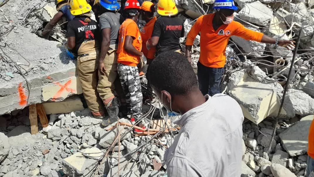 Рятувальники розбирають завали у пошуку людей після землетрусу на Гаїті