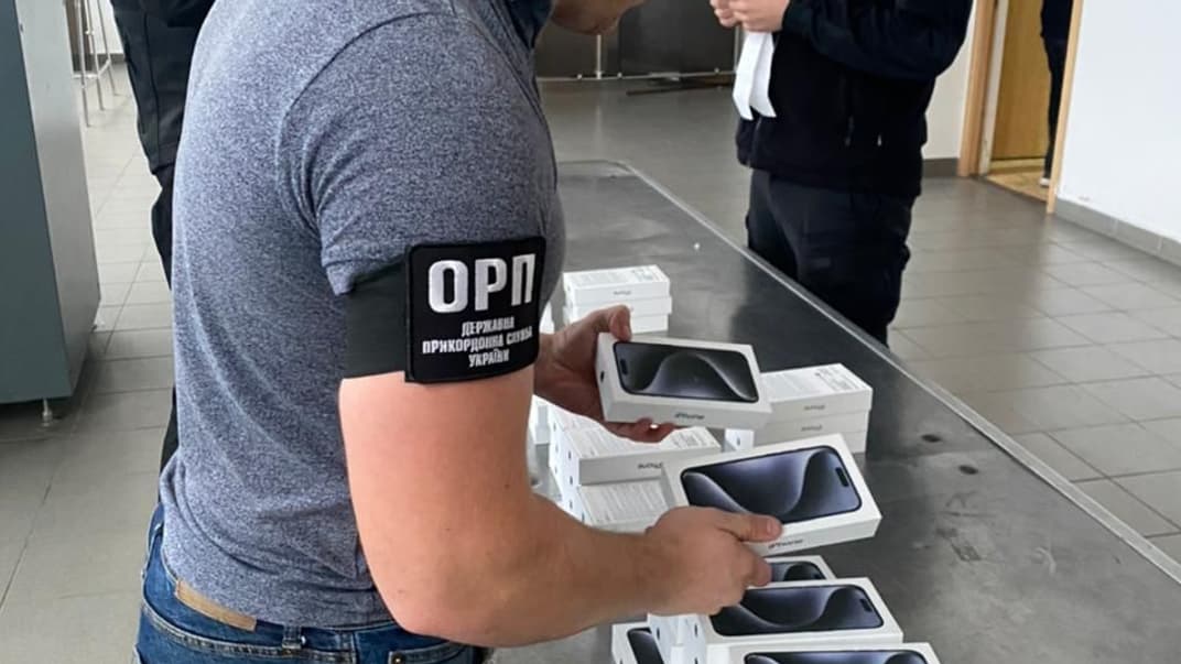 Українські прикордонники зафіксували спроби незаконно завезти смартфони iPhone 15