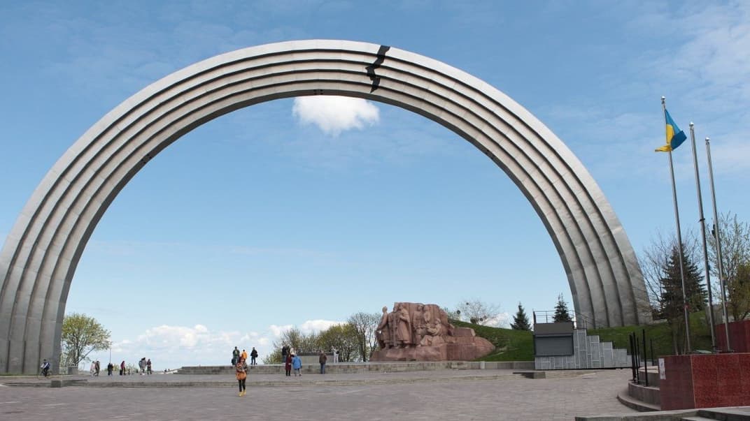 Арка свободи українського народу (раніше — Арка дружби народів) у Києві, 27 квітня 2022 року