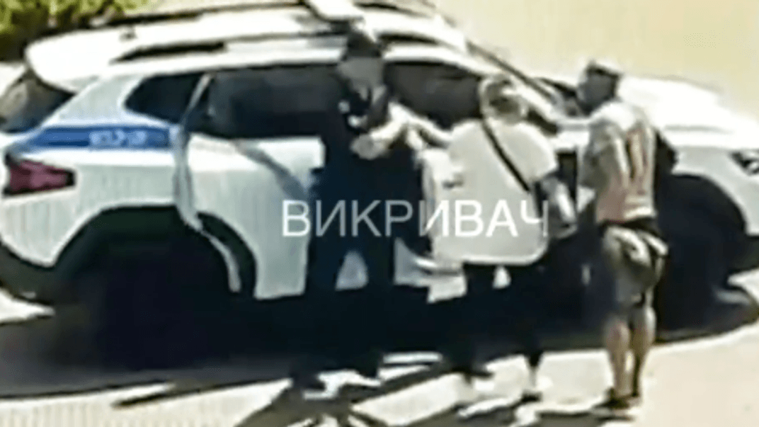 У Ніжині п'яний чоловік почав лаятися та бити автомобіль поліціянтів під час поховання загиблого військового