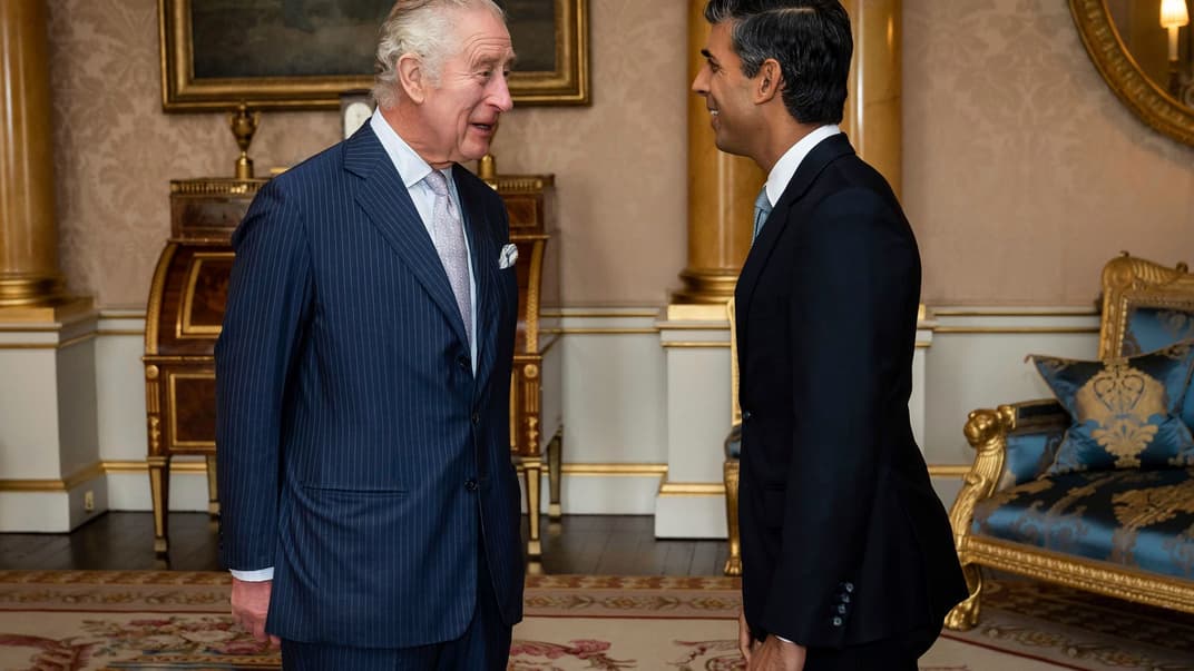Король Великої Британії Чарльз ІІІ та новий прем'єр-міністр Ріші Сунак у Букінгемському палаці, Лондон, 25 жовтня 2022 року