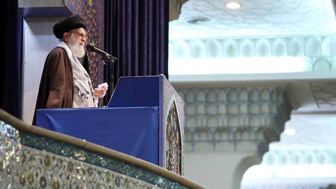 Верховний лідер Ірану аятола Алі Хаменеї виголошує промову під час п'ятничної молитви в Тегерані, Іран, 17 січня 2020 року