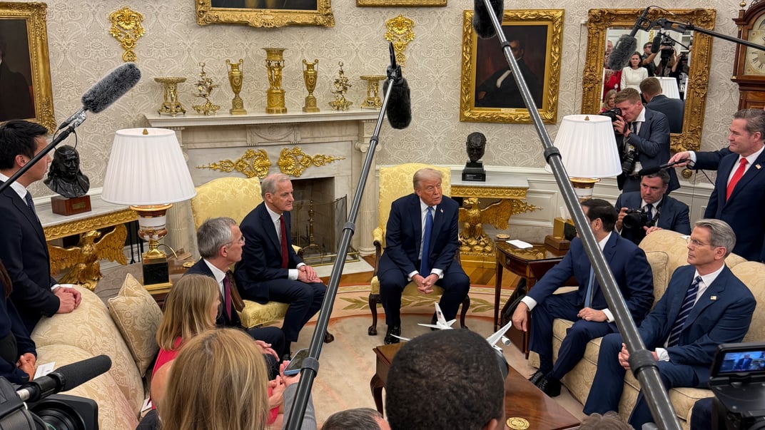 Президент США Дональд Трамп з прем'єр-міністром Норвегії Йонасом Гар Стьоре в Овальному кабінеті