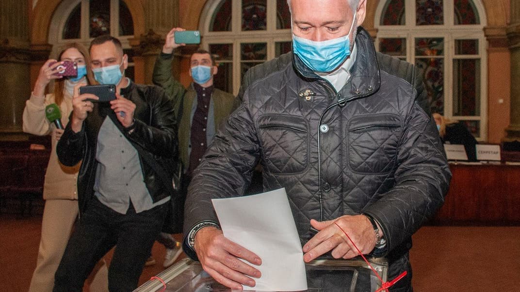 Игорь Терехов голосует на выборах мэра Харькова, 31 октября 2021 года