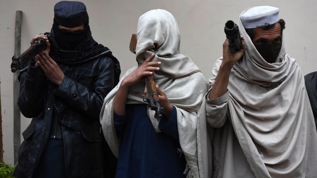 Колишні бойовики Талібану здають свою зброю під час церемонії примирення в Джелалабаді, Афганістан, 12 січня 2016 року. Після амністії, яку затвердив колишній президент Хамід Карзай у листопаді 2004 року, антиурядові бойовики почали складати зброю