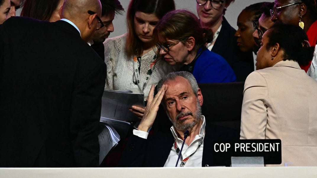 Президент COP30 Андре Корреа до Лаго (у центрі) після того, як пленарне засідання було перервано, 22 листопада 2025 року