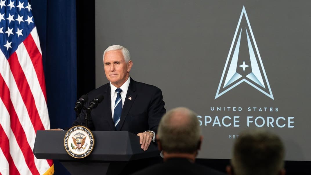 Вице-президент США Майк Пенс выступает по случаю годовщины создания Космических сил США. 18 декабря 2020 года