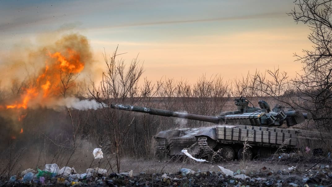 Український танк веде вогонь по російських позиціях у Часовому Яру в Донецькій області, 29 лютого 2024 року
