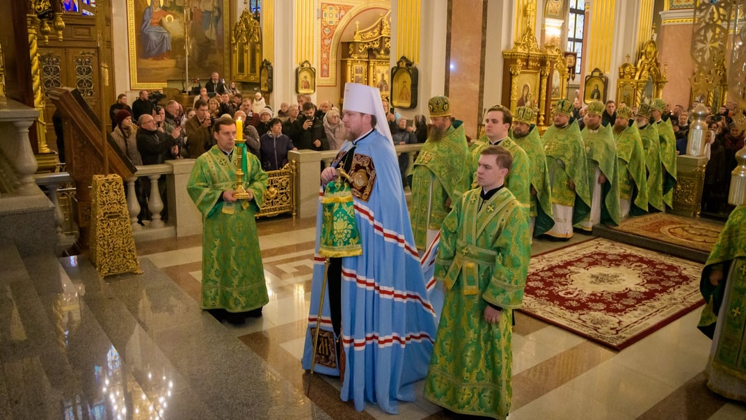 російський митрополит Володимир, якого прислали з Владивостока на Донеччину, звершує богослужіння у Свято-Преображенському катедральному соборі Донецька