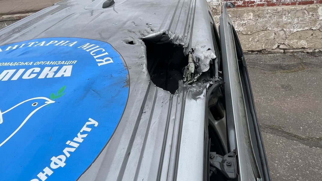Евакуаційний автомобіль, по якому 20 березня вдарили росіяни Евакуаційний автомобіль, по якому 20 березня вдарили росіяни