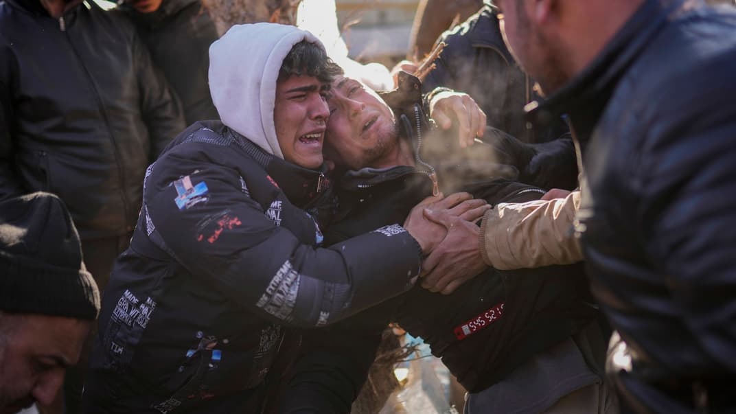 Син реагує на те, як рятувальники дістали тіло його батька з-під завалів в Ельбістані, що на південному сході Туреччини, 9 лютого 2023 року