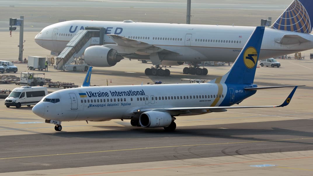 Самолет Boeing-737-800 МАУ, архив