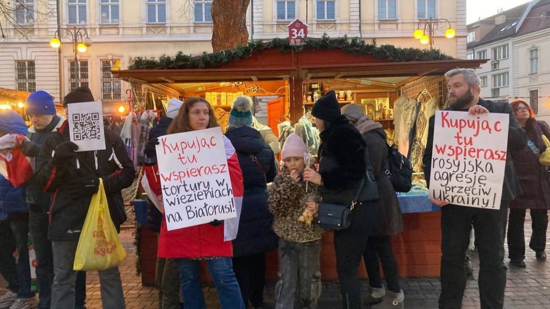 Протест білоруських активістів біля ятки монахинь на різдвяному ярмарку