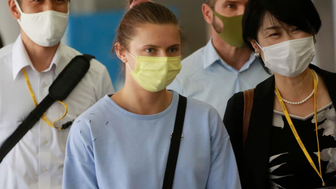 Белорусскую легкоатлетку Кристину Тимановскую сопровождают в Международном аэропорту Нарита, 4 августа 2021 года