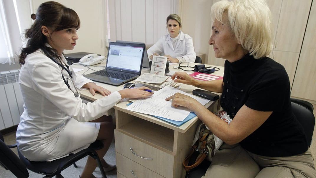 Пациентка на приеме у врача в амбулатории общей практики семейной медицины в Киеве, 30 августа 2017 года