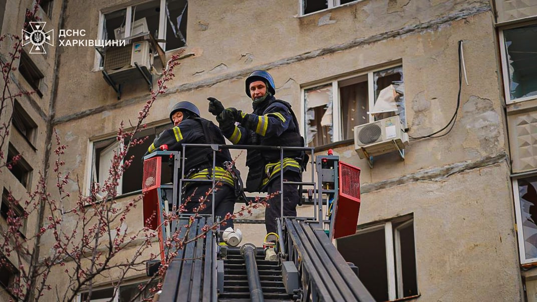 Спасатели на месте российского удара по Харькову, 2 апреля 2025 года