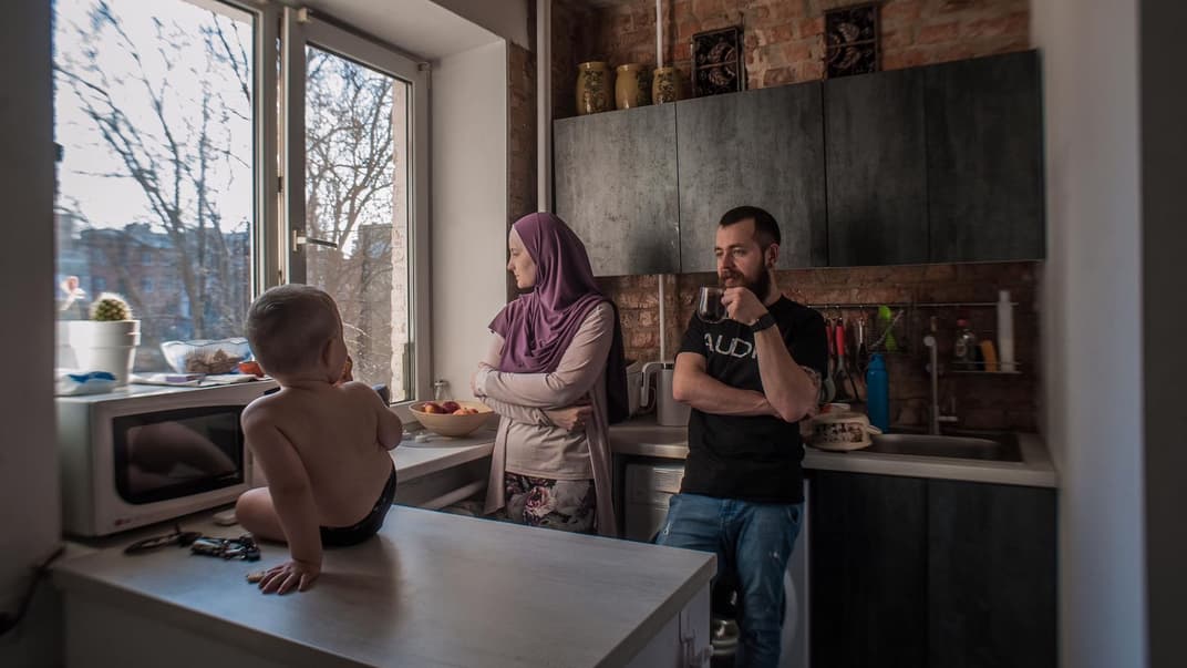 Фотографка Аліна Яриш із чоловіком Ігорем і сином, яких на карантині Аліна сама вперше підстригла