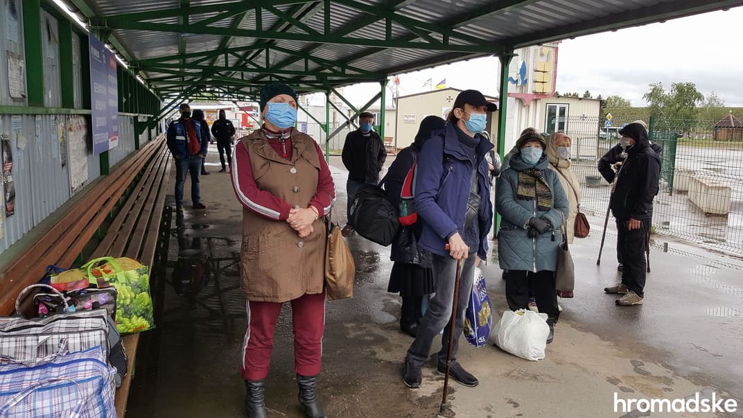Люди ждут пересечения. КПВВ «Станица Луганская» во время карантина, Луганская область