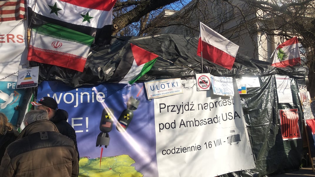 Намет із проросійськими гаслами, що понад рік стояв у Варшаві Намет із проросійськими гаслами, що понад рік стояв у Варшаві