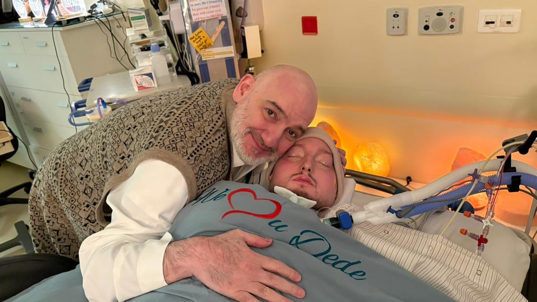 Саудівський принц Халед бін Талал Аль  зі своїм сином «сплячим принцом» у грудні 2024 року