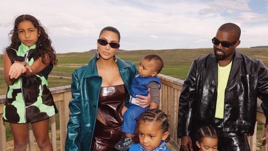 Музикант Каньє Вест і модель Кім Кардаш’ян зі своїми дітьми